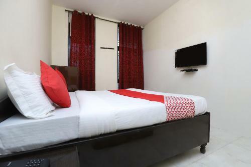 Oyo 26753 Hotel Rooftop Castle