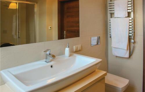 Three-bedroom Holiday Home In Kobylanka