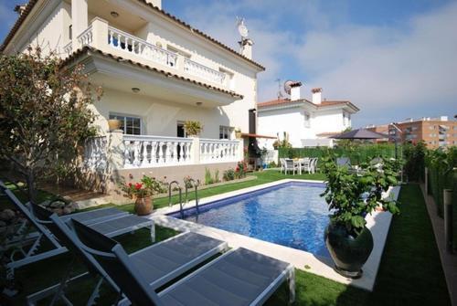 Lloret De Mar Villa Sleeps 8 Pool Wifi