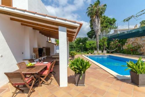 Lloret De Mar Villa Sleeps 8 Pool Wifi
