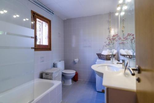 Lloret De Mar Villa Sleeps 8 Pool Wifi