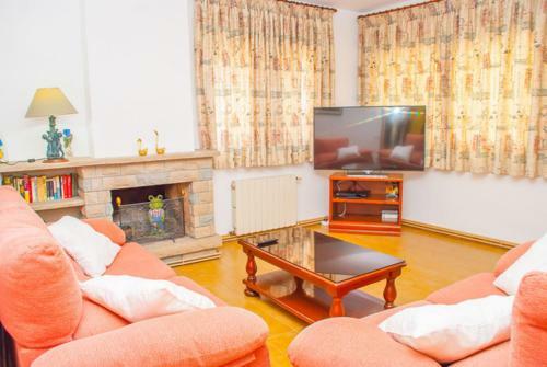 Segur De Calafell Villa Sleeps 8 Pool