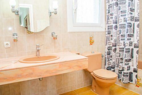 Segur De Calafell Villa Sleeps 8 Pool