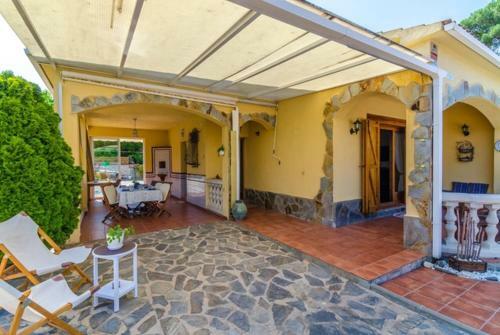 Vidreres Villa Sleeps 8 Pool Wifi