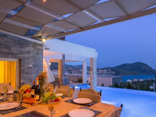 Kalkan Villa Sleeps 8 Pool Air Con Wifi