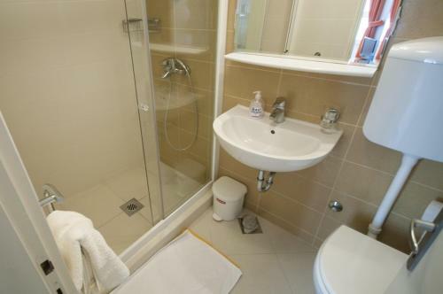 Hostal Studio And Room Lena