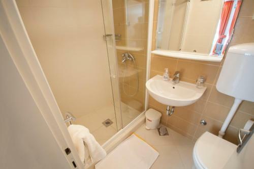Hostal Studio And Room Lena