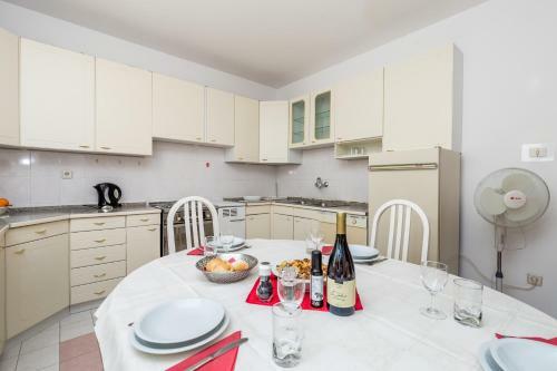 Rona Apartments Ani