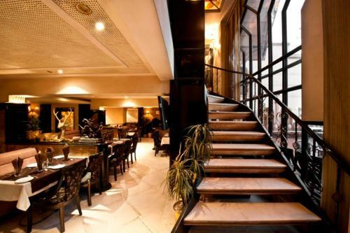 Rajhans Hotel