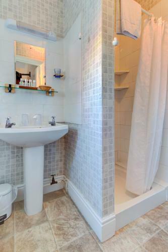 Hostal Dolphin Guesthouse