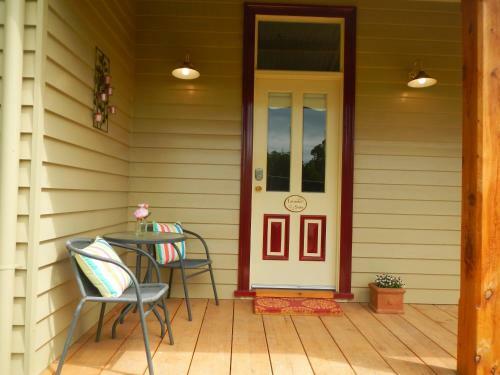 Bed & Breakfast The Oaks Lilydale Accommodation