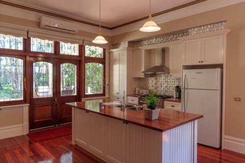 Bed & Breakfast The Oaks Lilydale Accommodation