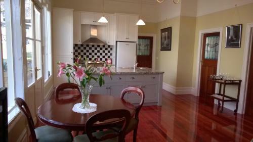Bed & Breakfast The Oaks Lilydale Accommodation