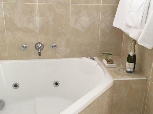 Hotel Tuckerbox Motor Inn