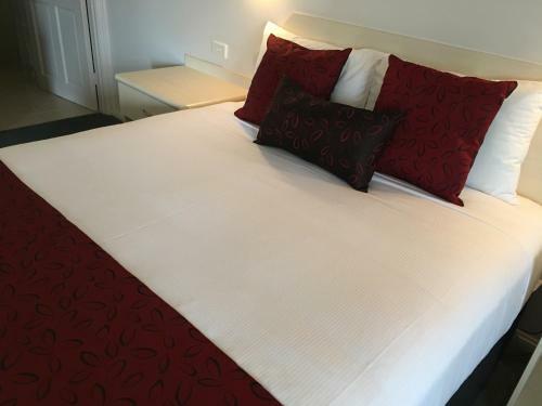 Hotel Tuckerbox Motor Inn