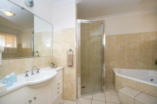 Hotel Tuckerbox Motor Inn