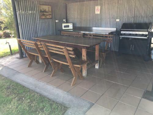 Hotel Tuckerbox Motor Inn