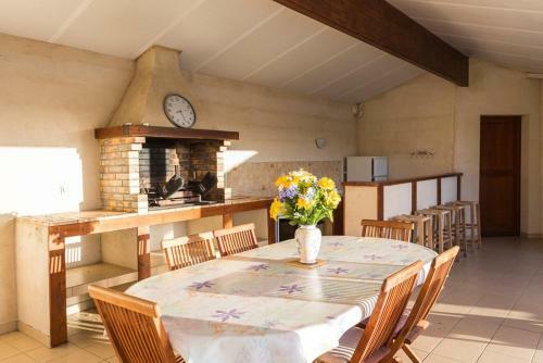 Saint-pierre-d'eyraud Villa Sleeps 8 Pool Wifi