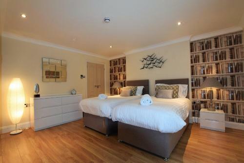 Meridian Way - Your Apartment