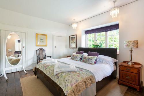Dursley Chateau Sleeps 19 Wifi