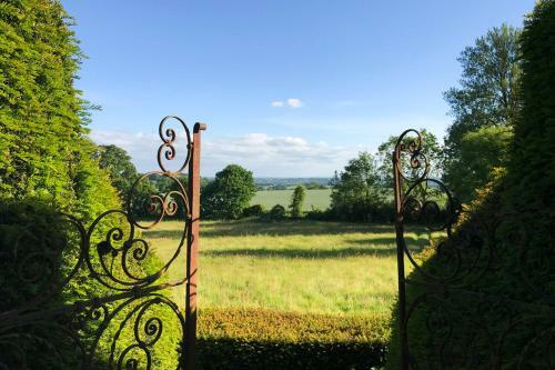 Dursley Chateau Sleeps 19 Wifi