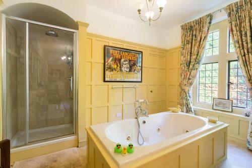 Hurst Green Chateau Sleeps 15 Pool Wifi