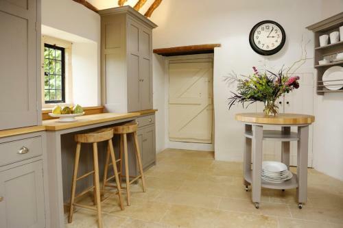 Temple Guiting Chateau Sleeps 10 Wifi