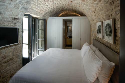 ?orona Boutique Hotel