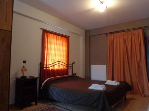 Hostal Alonaki Guesthouse