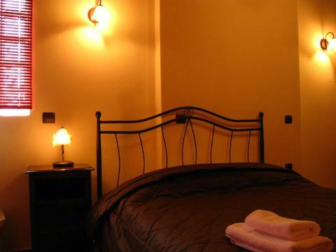 Hostal Alonaki Guesthouse