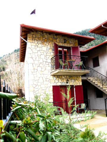 Hostal Alonaki Guesthouse