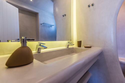 Plaka Suites