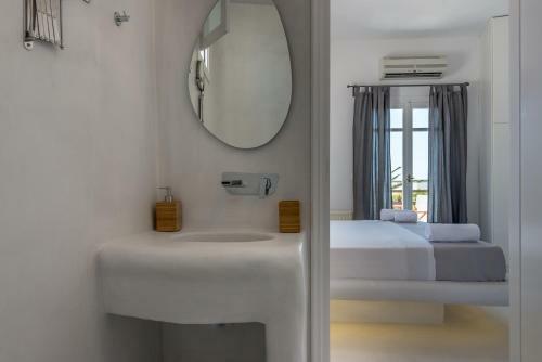 Plaka Suites