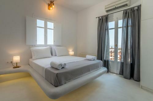 Plaka Suites