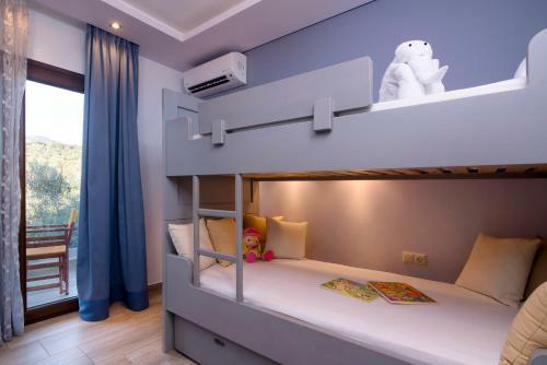 Studios Apartments Irini Patira