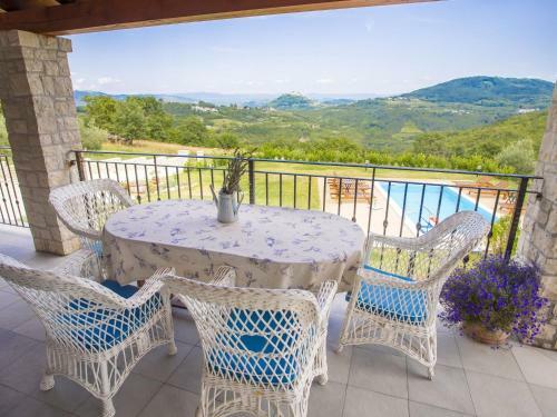 Superb Villa In Karojba With Private Pool