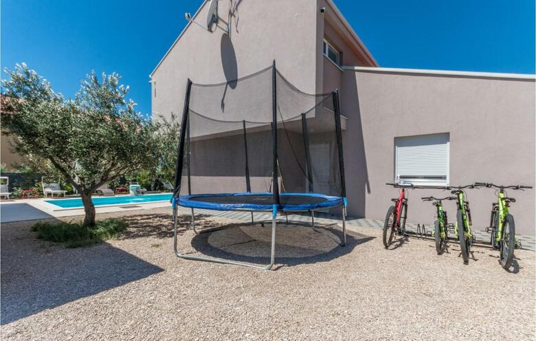 Five-bedroom Holiday Home In Kakma