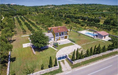 Three-bedroom Holiday Home In Bukovic