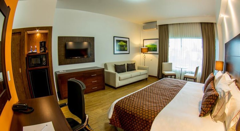 Hotel La Estancia Tapat�a