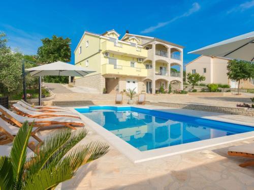 Gorgeous Villa In Lisicic By The Forest