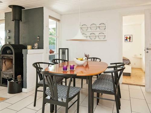 Three-bedroom Holiday Home In Glesborg 3