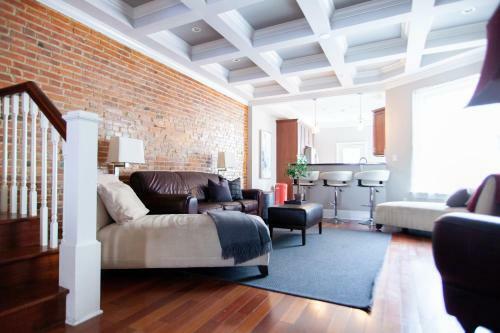 Classy Victorian Brownstone Subway Shopping
