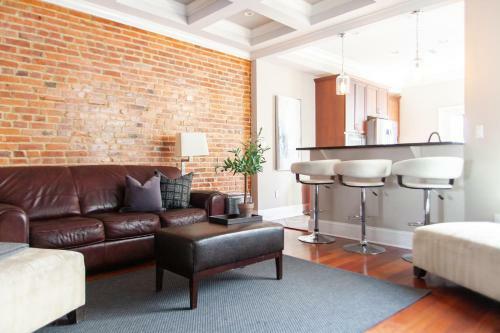 Classy Victorian Brownstone Subway Shopping