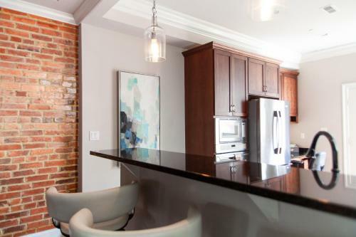 Classy Victorian Brownstone Subway Shopping