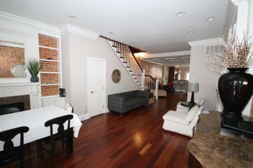 Classy Victorian Brownstone Subway Shopping