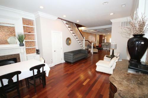 Classy Victorian Brownstone Subway Shopping