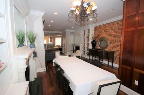 Classy Victorian Brownstone Subway Shopping