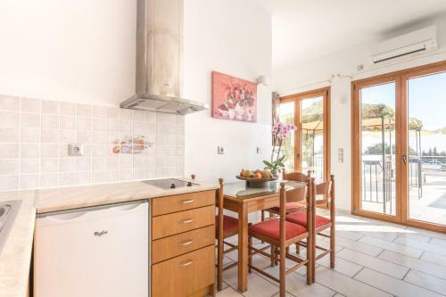 Ariadne Apartment In Plaka Beach