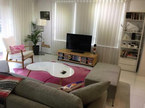 Stunning Burleigh Beach Apartment