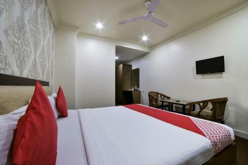 Hotel Oyo 4376 Imax Inn